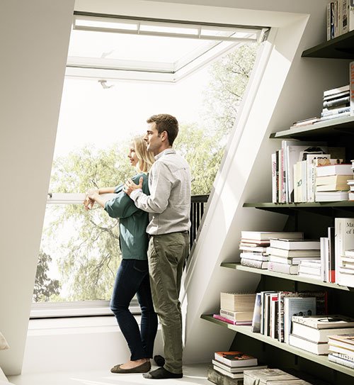 Paar sieht aus Fenster im Dach | Velux Cabrio HolzLand Beese Unna Dortmund