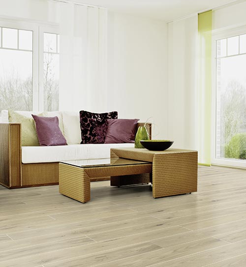 Wohnbereich mit hellen Massivholzdielen von HolzLand Beese in Unna