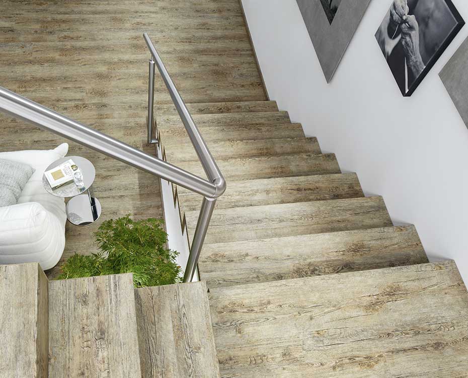 Vinylböden: Das Vinyl des Bodens geht fließend auf die Treppe über. HolzLand Beese Unn Vinylböden: Das Vinyl des Bodens geht fließend auf die Treppe über. HolzLand Beese Unna
