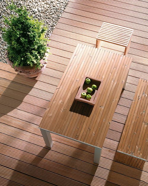 Holz-Terrassendielen Bangkirai von Osmo mit Gartentisch bei HolzLand Beese