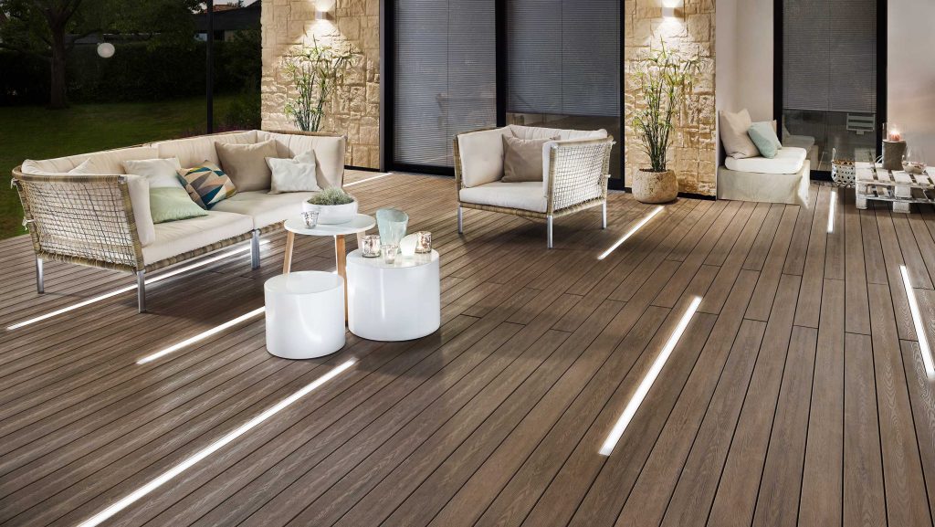 WPC-Terrassendielen mit Lichtband von Brügmann bei HolzLand Beese