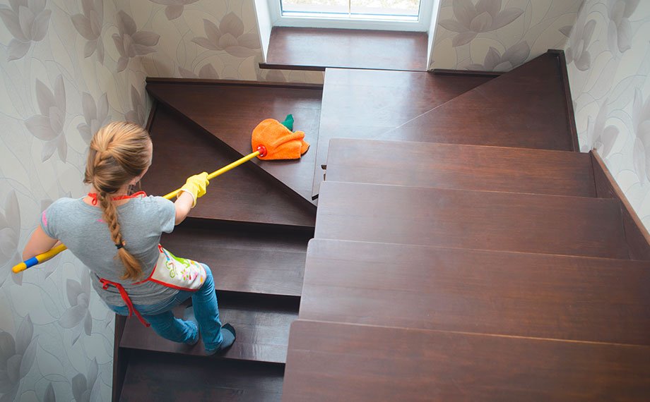 Holztreppe pflegen und reinigen dunkle Treppe mit Frau, Holzland Beese Unna