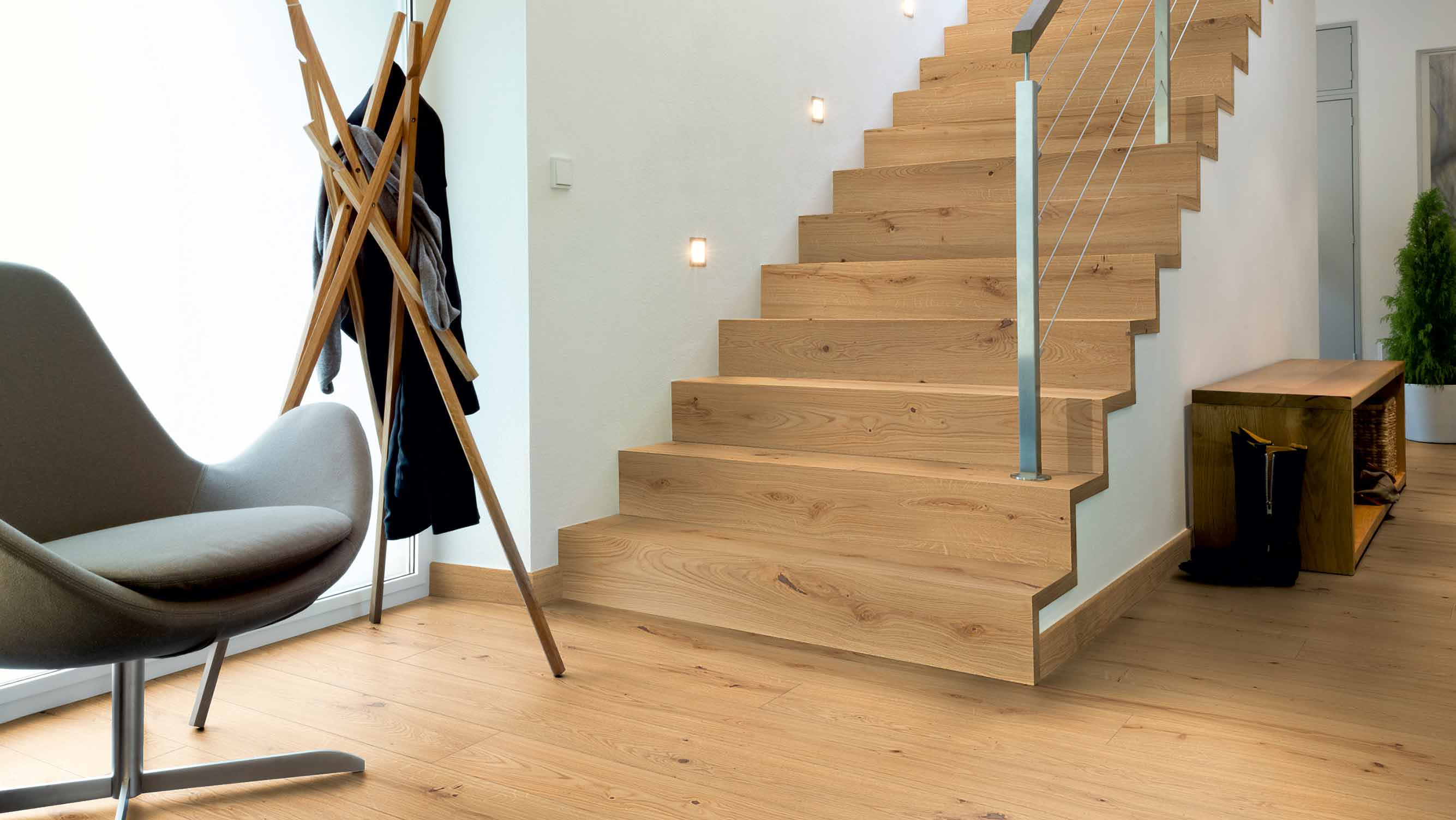 Treppen: Holztreppe pflegen und reinigen helle Treppe mit Stufen aus Eiche, Holzland Beese Unna