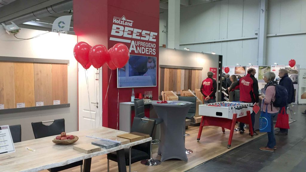 Der Messestand von HolzLand Beese auf der BauMesse NRW