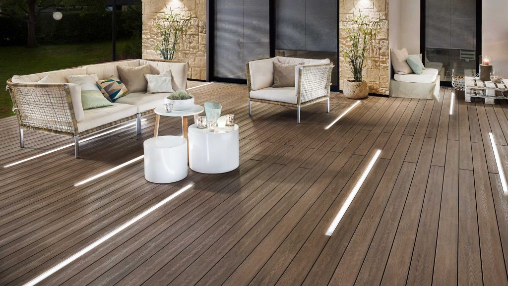 Dunkelbraune Terrasse mit Lichtleisten von bei HolzLand Beese in Unna