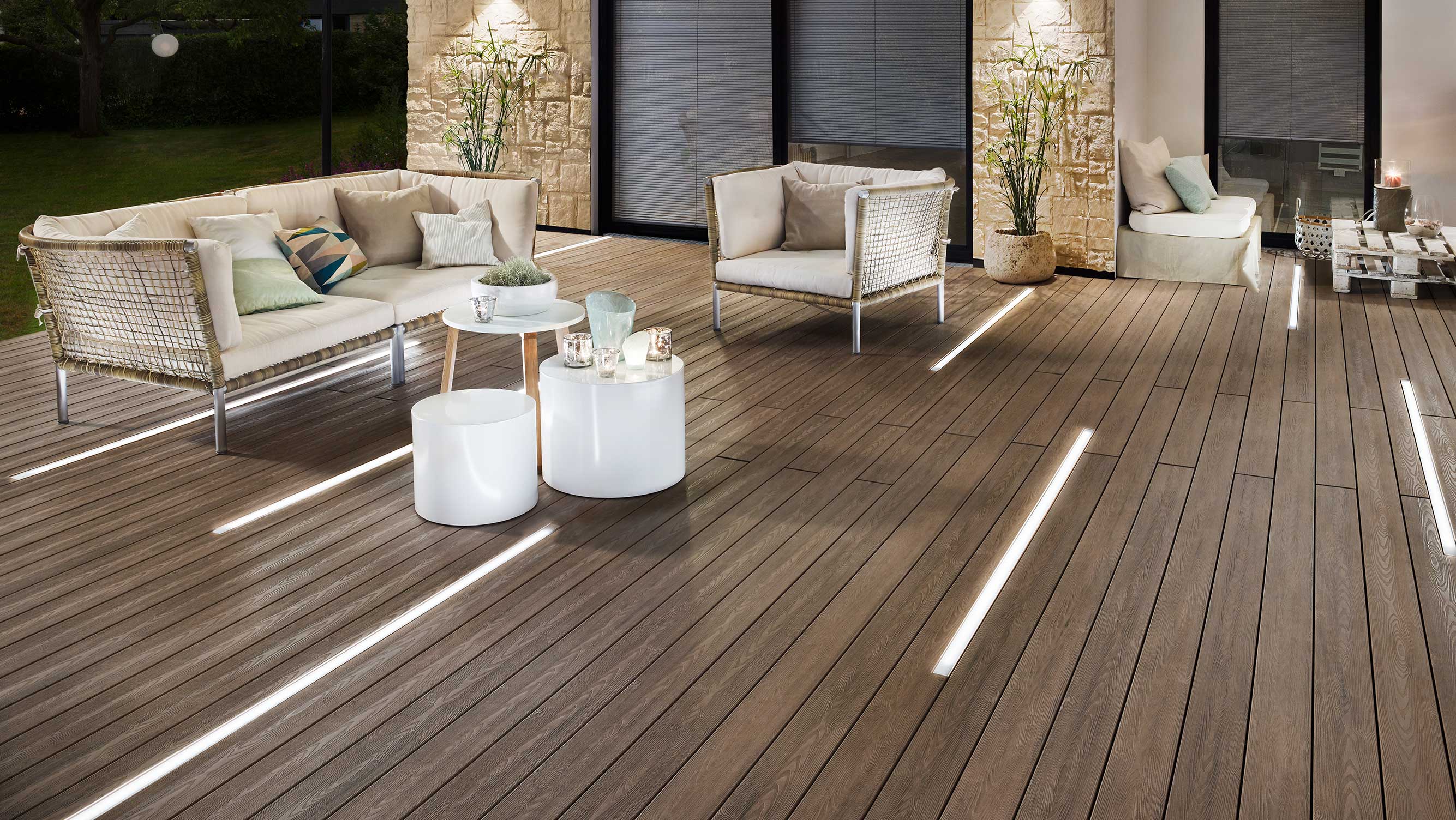 Dunkelbraune Terrasse mit Lichtleisten von bei HolzLand Beese in Unna