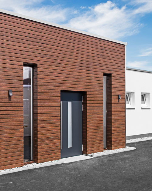 Eingangsbereich eines Hauses mit WPC-Fassade Rhombusleiste braun von HolzLand Beese in Unna (Region Dortmund)