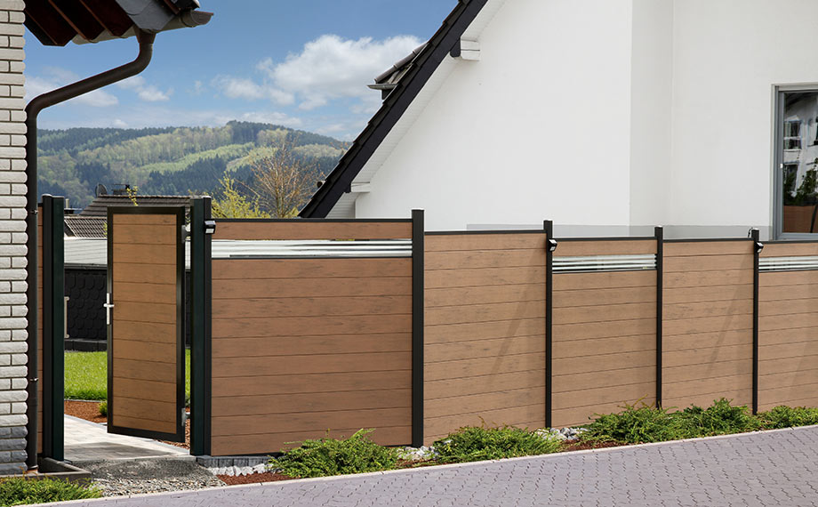 WPC-Sichtschutzzaun in klassischer Holzoptik mit Lichtleisten von HolzLand Beese in Unna