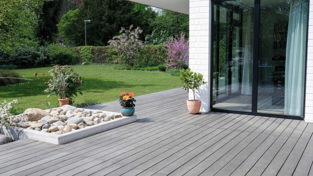 Silbern vergrautes Walabaholz auf der Terrasse mit dekorativer Patina von HolzLand Beese in Unna