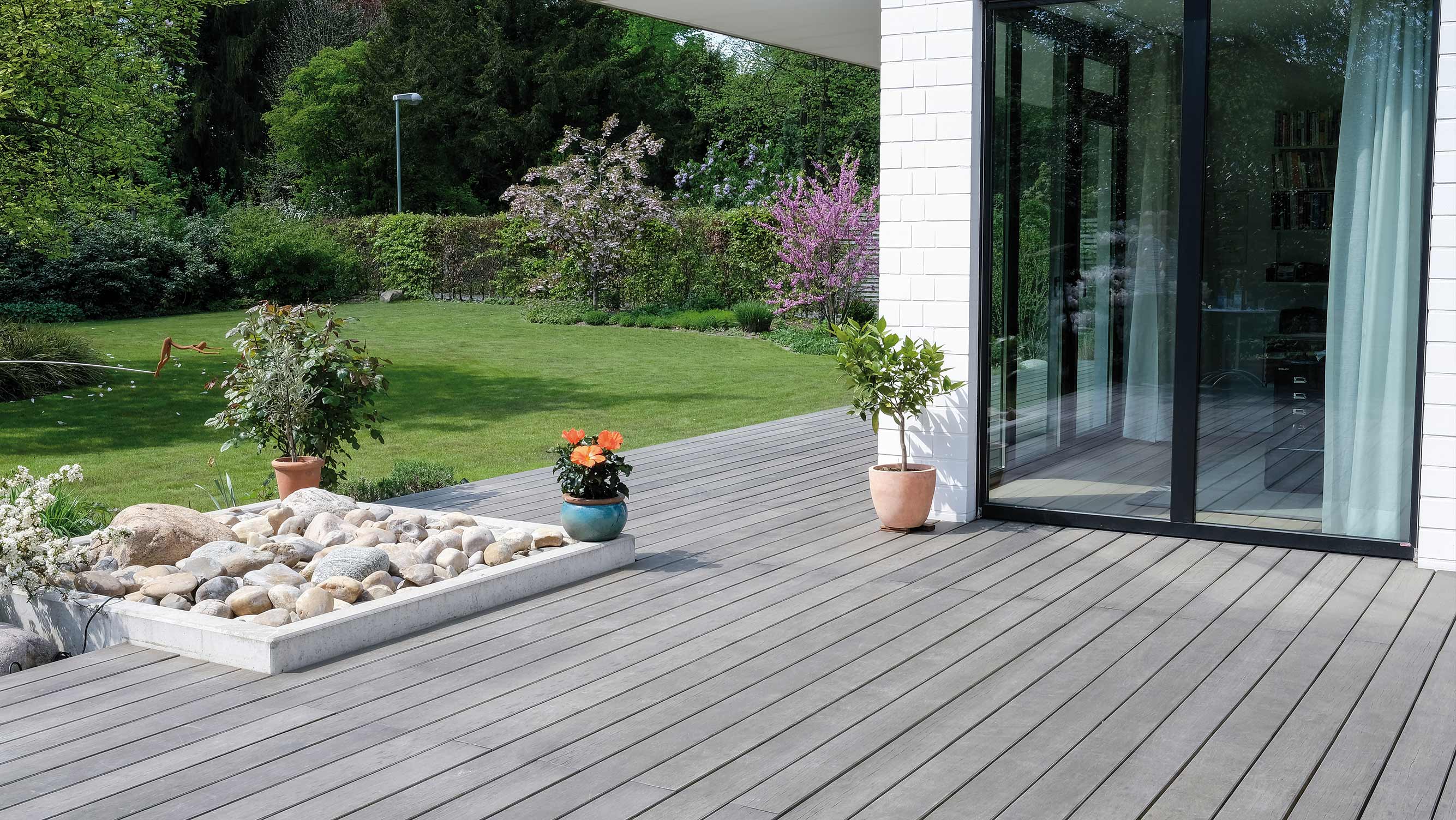 Silbern vergrautes Walabaholz auf der Terrasse mit dekorativer Patina von HolzLand Beese in Unna