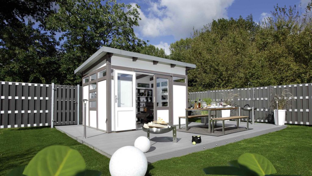 Modernes Gartenhaus mit Terrasse und Sichtschutzzaun von HolzLand Beese in Unna