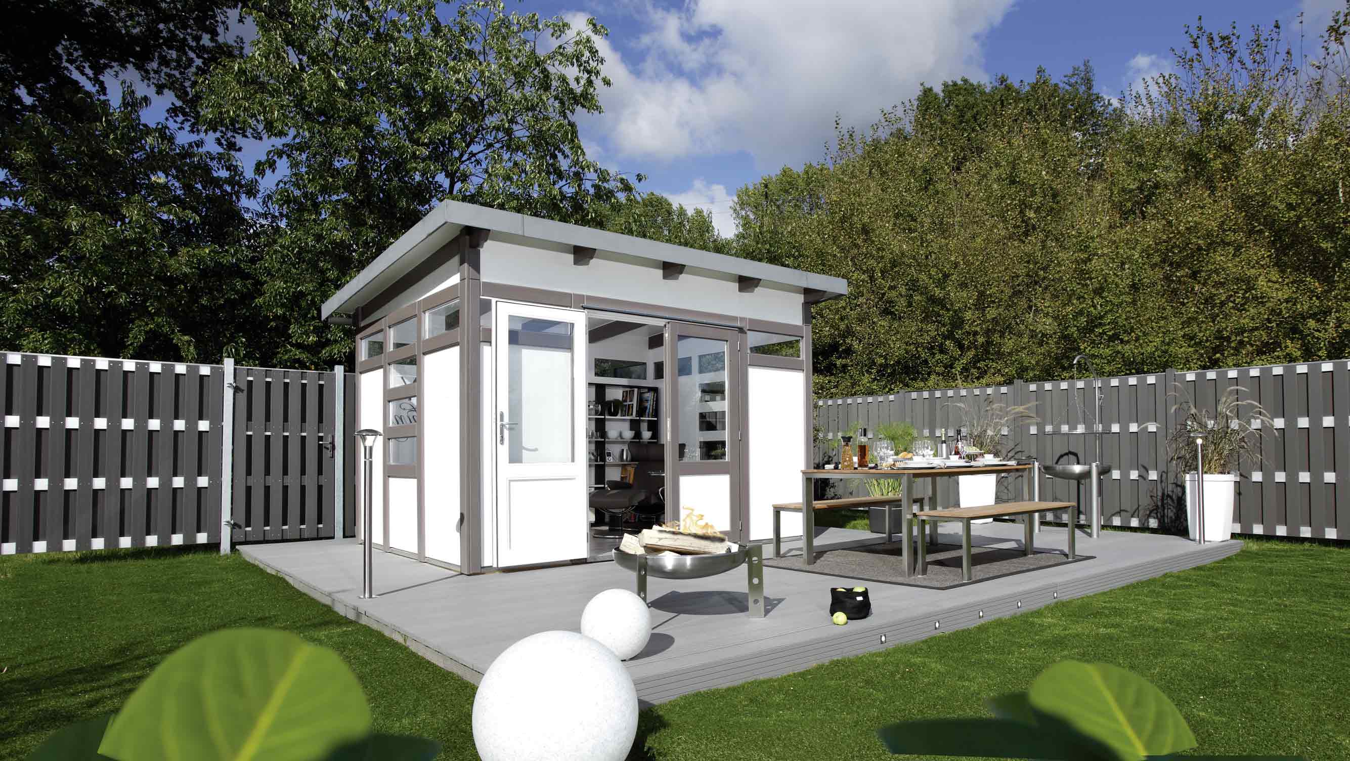 Modernes Gartenhaus mit Terrasse und Sichtschutzzaun von HolzLand Beese in Unna
