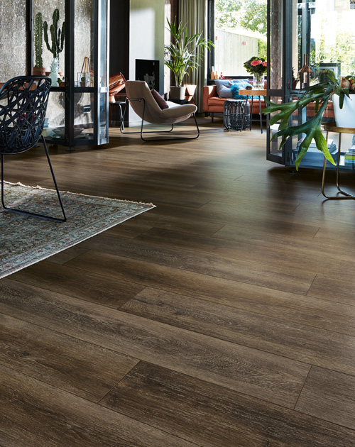 Dunkelbrauner, gemütlicher Designboden für Dein Wohnzimmer bei HolzLand Beese in Unna.