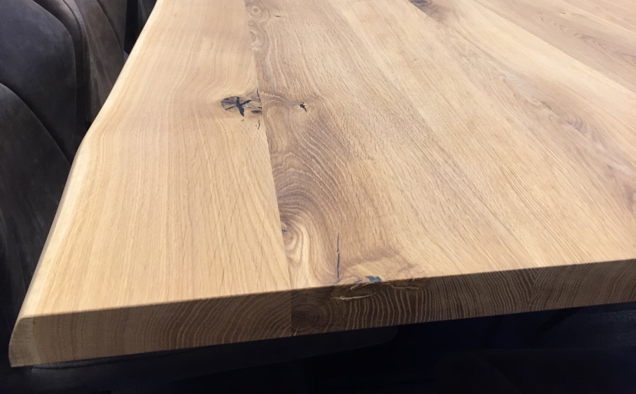 Holztisch mit glatter Oberfläche von HolzLand Beese in Unna.