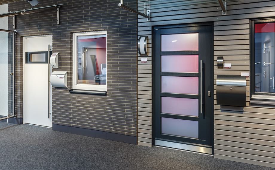 Aluminium- und Kunststoffhaustüren in der Türenausstellung von HolzLand Beese in Unna.