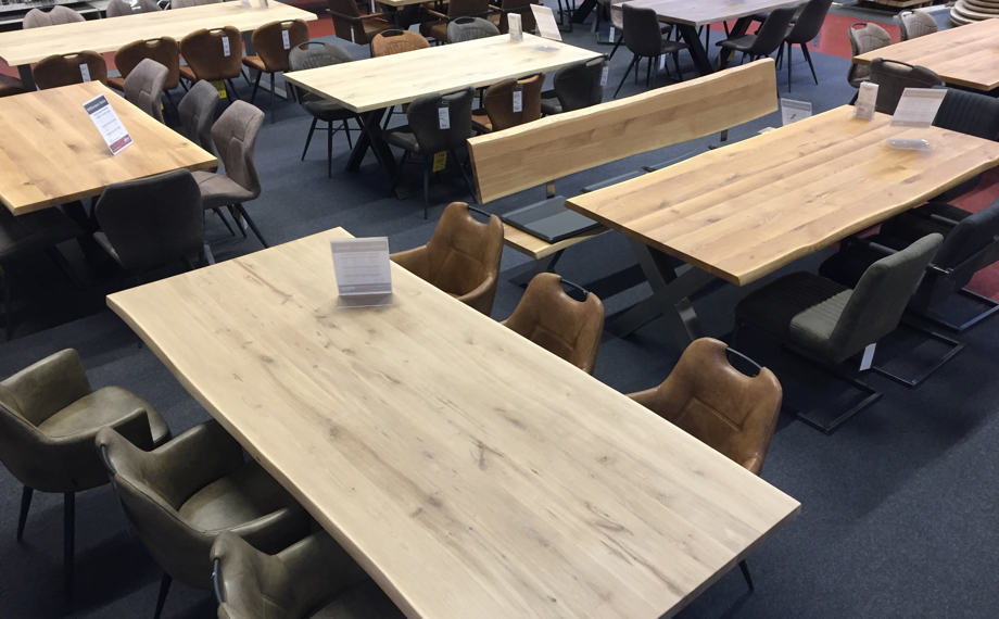 Stühle in der Ausstellung | HolzLand Beese, Unna