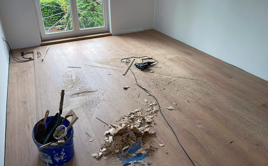 Vinylboden von HolzLand Beese frisch verlegt im leeren Wohnraum. Vinylboden von HolzLand Beese frisch verlegt im leeren Wohnraum.
