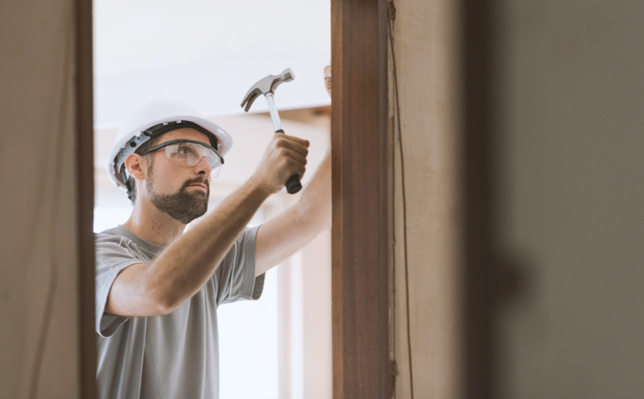 Renovieren mit Beese | Mann renoviert Innentür | HolzLand Beese Unna Renovieren mit Beese | Mann renoviert Innentür | HolzLand Beese Unna