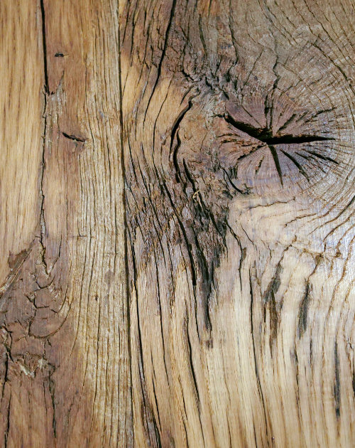 Nahaufnahme einer alten Tischplatte aus massivem Holz von HolzLand Beese in Unna Nahaufnahme einer alten Tischplatte aus massivem Holz von HolzLand Beese in Unna