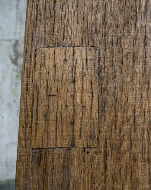 Nahaufnahme eines Teils einer Tischplatten aus alter Eiche Nahaufnahme eines Teils einer Tischplatten aus alter Eiche