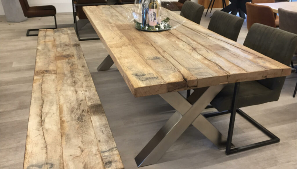 Esstisch aus Altholz mit Sitzbank aus altem Holz bei HolzLand Beese in Unna