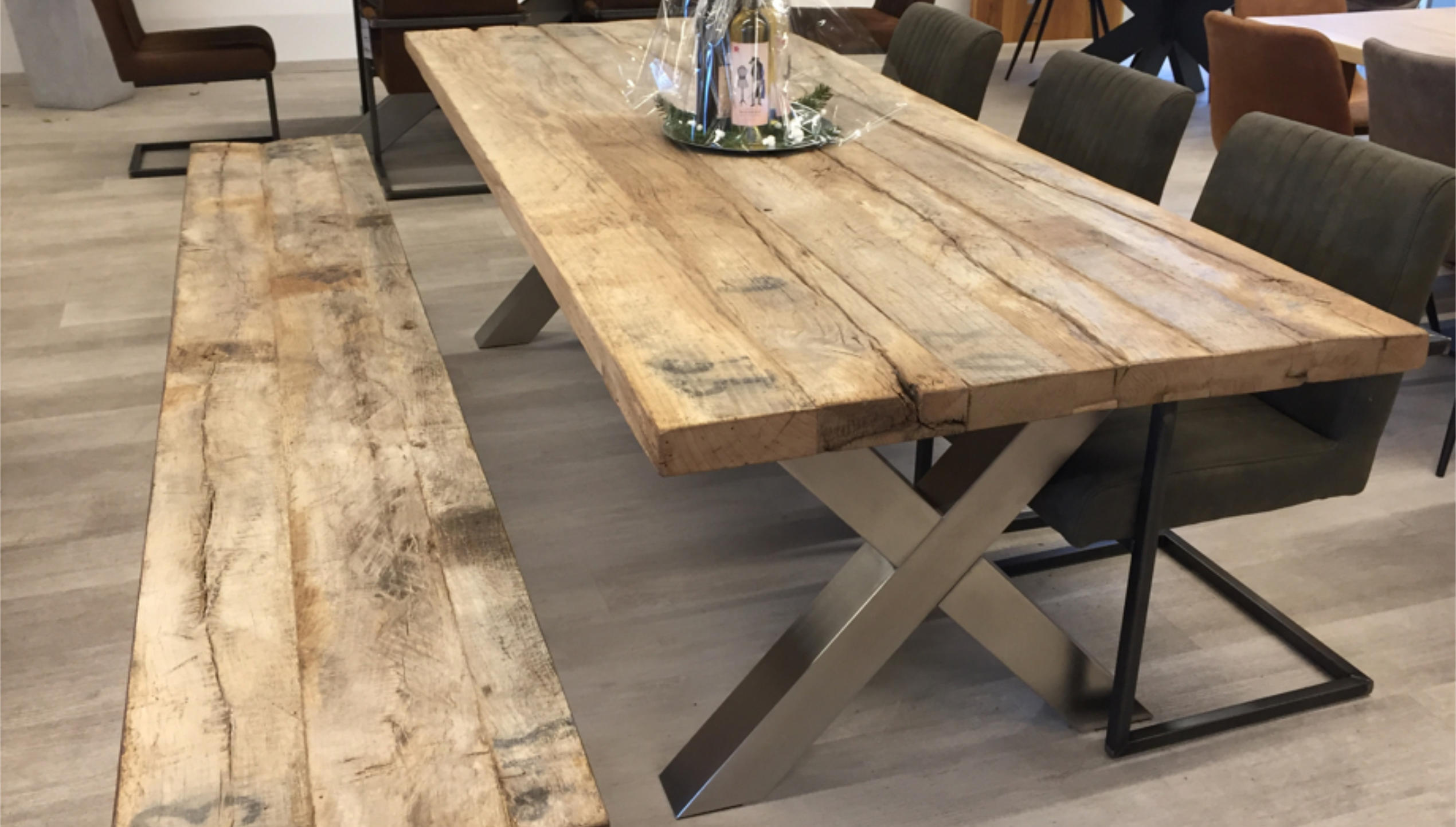 Esstisch aus Altholz mit Sitzbank aus altem Holz bei HolzLand Beese in Unna