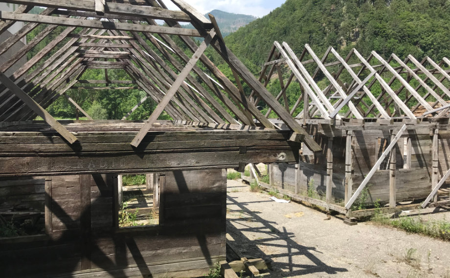 Alte Hütten aus altem Holz, das für Altholztische von HolzLand Beese in Unna genutzt wired. Alte Hütten aus altem Holz, das für Altholztische von HolzLand Beese in Unna genutzt wired.