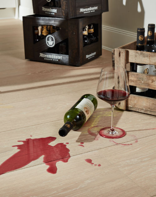 Verschütteter Rotwein auf Lindura von HolzLand Beese in Unna Verschütteter Rotwein auf Lindura von HolzLand Beese in Unna