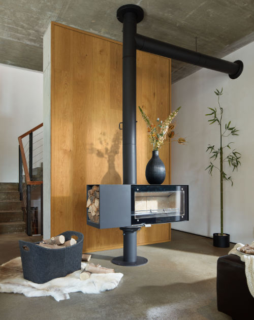 Lindura von HolzLand Beese mit Kamin und Holz in einem Korb Lindura von HolzLand Beese mit Kamin und Holz in einem Korb