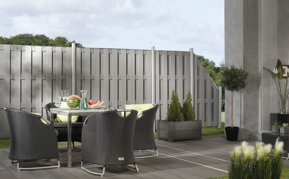 WPC-Sichtschutz hinter Terrasse | HolzLand Beese Unna WPC-Sichtschutz hinter Terrasse | HolzLand Beese Unna