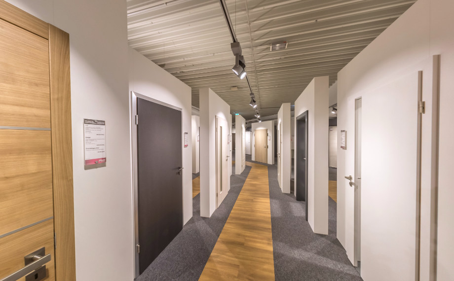Türen in der großen Ausstellung von HolzLand Beese in Unna Türen in der großen Ausstellung von HolzLand Beese in Unna