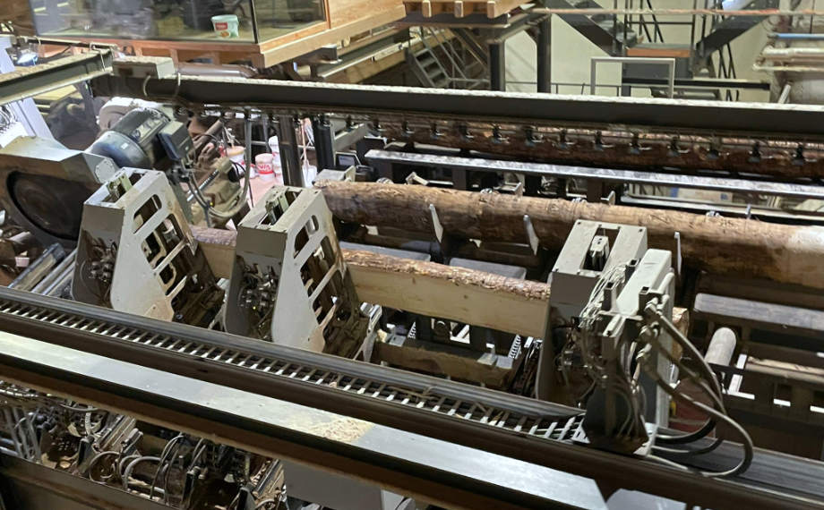 Bandsäge im Sägewerk mit Brettern, HolzLand Beese Unna Bandsäge im Sägewerk mit Brettern, HolzLand Beese Unna