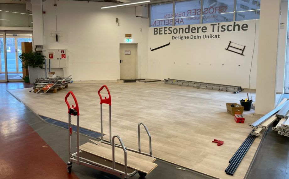 BEESondere Tische in der Ausstellung, HolzLand Beese