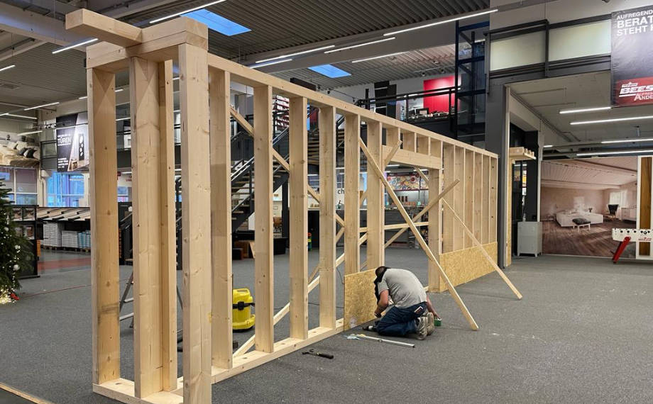 Wand aus Holz für neuen Showroom, HolzLand Beese