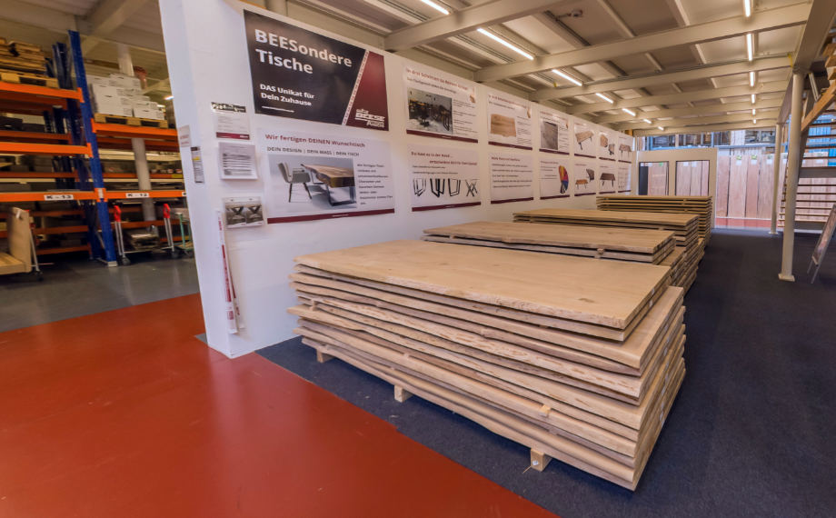 Massive Tischplatten hinter Treppe, HolzLand Beese Unna