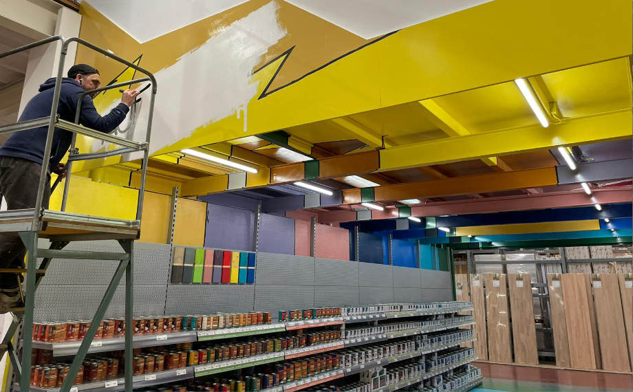 Mann beschroftet Wand, HolzLand Beese Unna