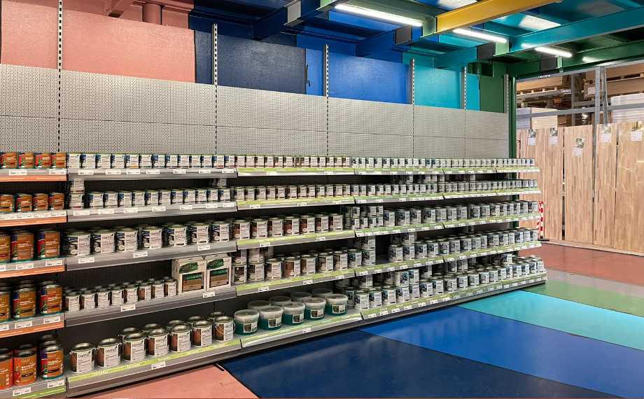 Wall of Colors mit Farben in Regalen, HolzLand Beese Unna