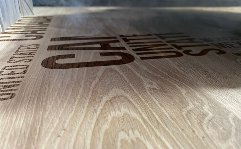 Rauch aus dem Gravur-Laser | HolzLand Beese in Unna Rauch aus dem Gravur-Laser | Tischplatten mit Laser-Gravur | HolzLand Beese in Unna