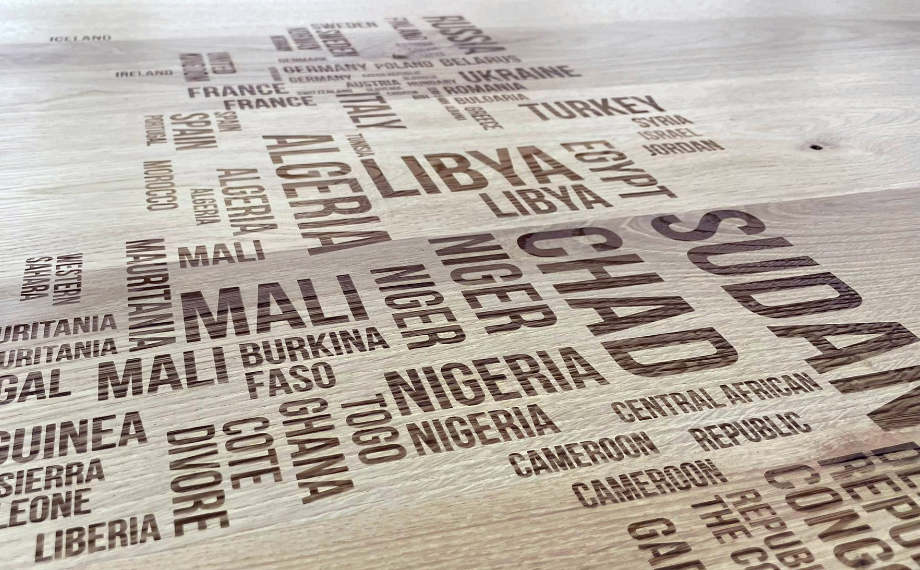 Afrikanische Ländernamen eingraviert in Tischplatte | HolzLand Beese in Unna Afrikanische Ländernamen eingraviert in Tischplatte | Tischplatten mit Laser-Gravur | HolzLand Beese in Unna