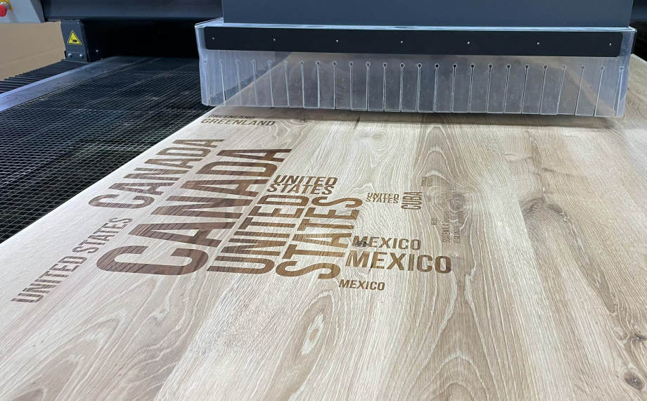 Nordamerikanische Ländernamen eingraviert | HolzLand Beese in Unna Nordamerikanische Ländernamen eingraviert | Tischplatten mit Laser-Gravur | HolzLand Beese in Unna