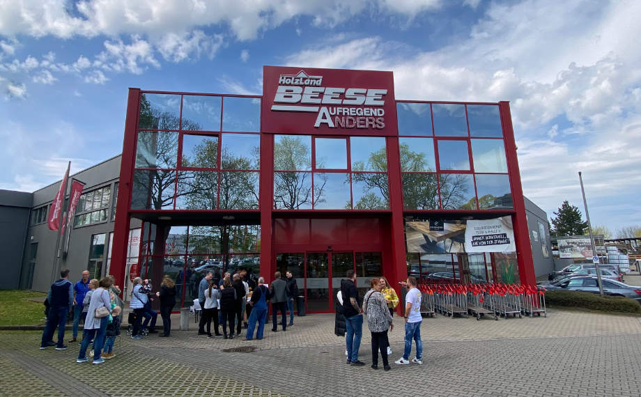 Eingang mit großem Logo, Frühlingsfest 2023 | HolzLand Beese in Unna