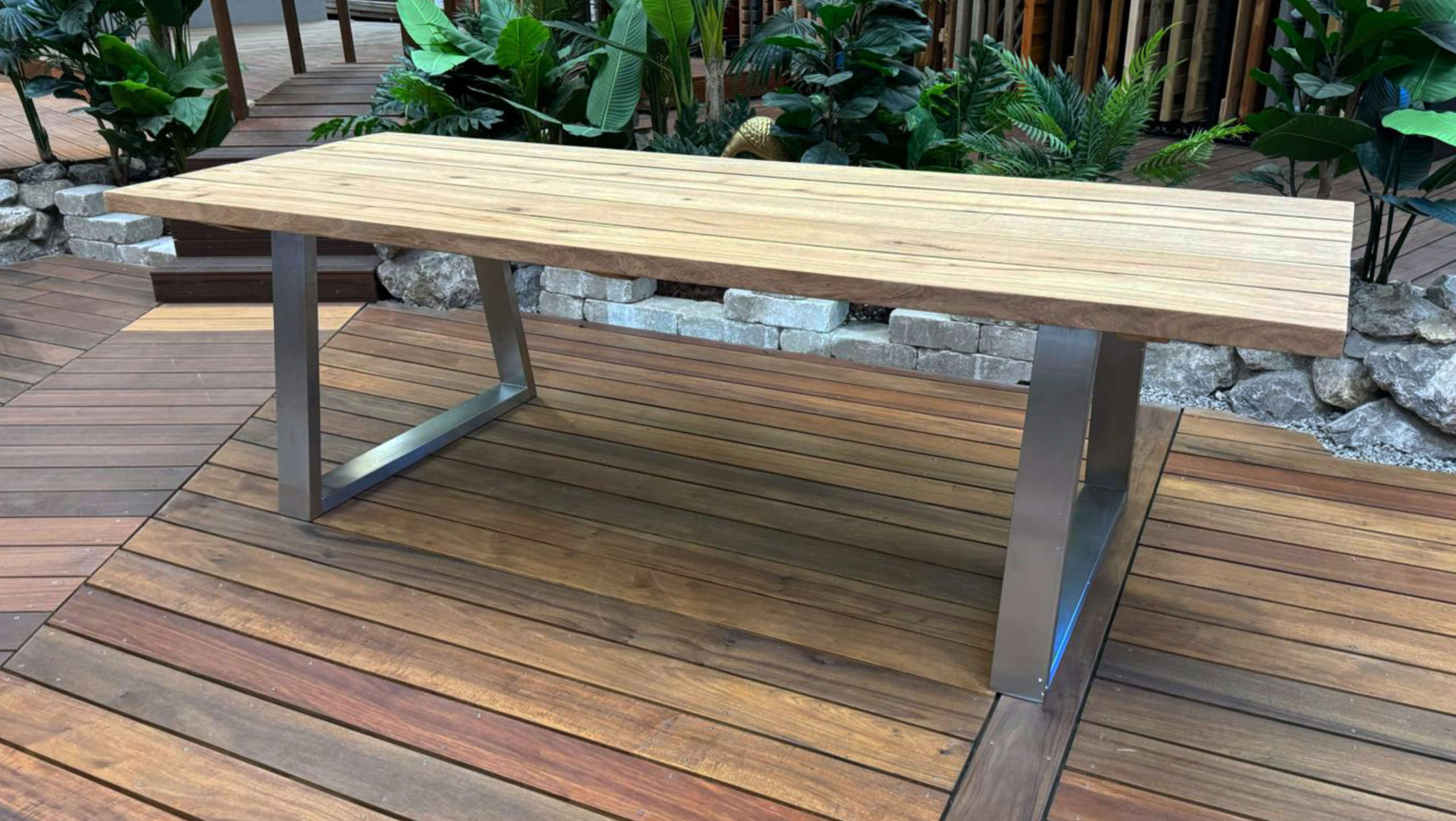 50 robuste Guyana-Teak-Platten für Out­door­tische, HolzLand Beese Unna