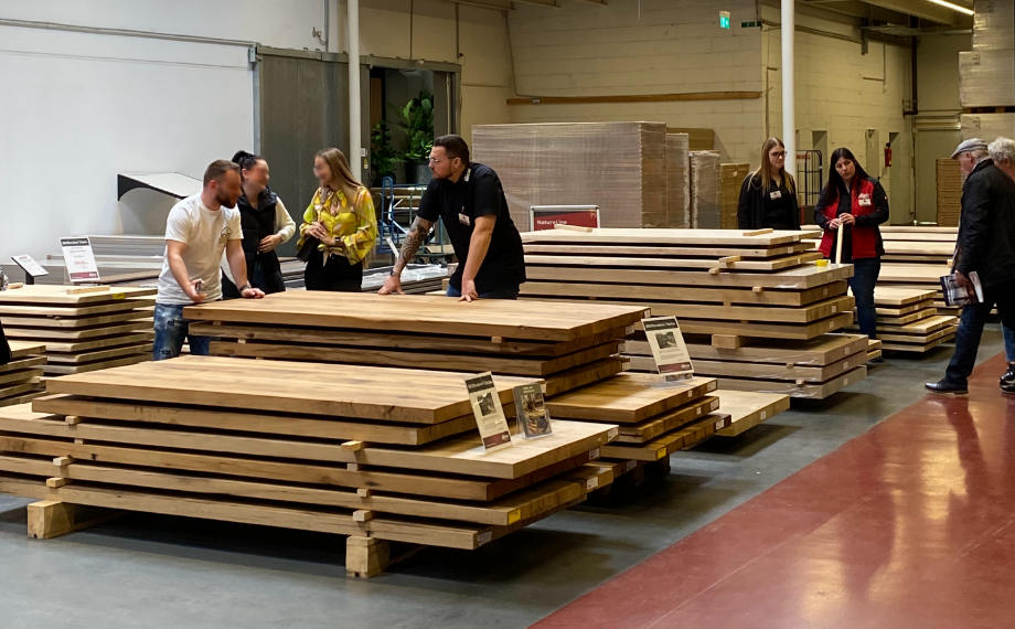 Massive Tischplatten aus Holz und Kunden beim Stöbern, Frühlingsfest 2023 | HolzLand Beese in Unna