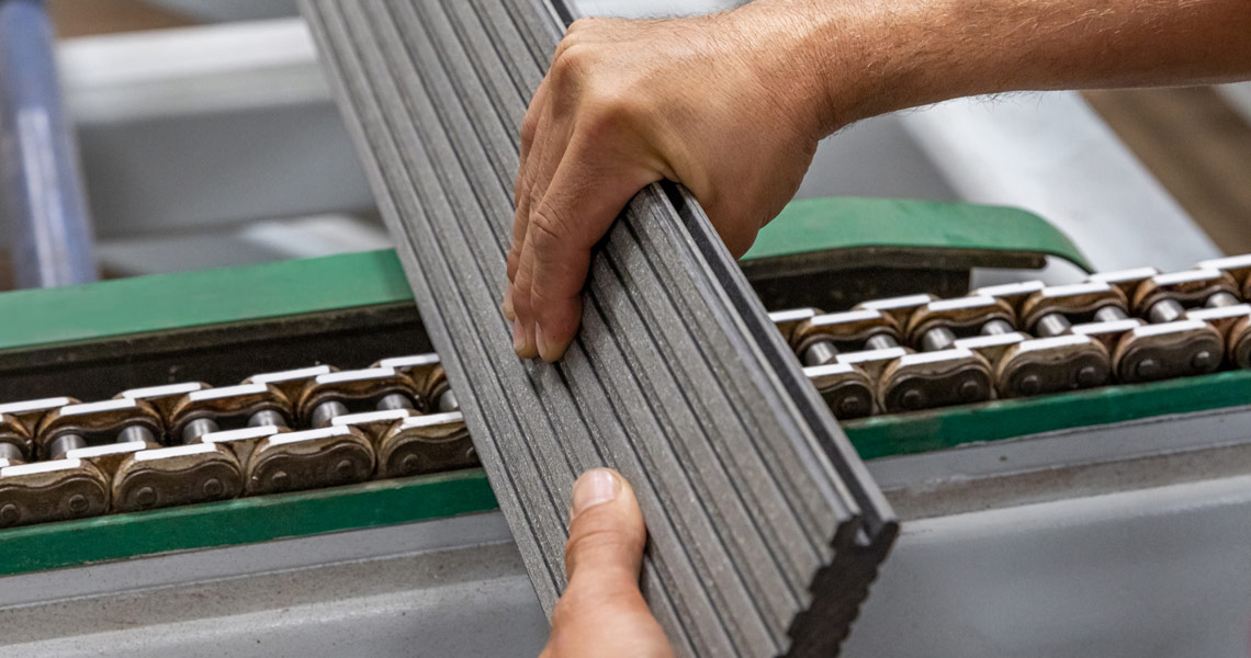 Fertigung von recycelbaren Terrassendielen | HolzLand Beese in Unna