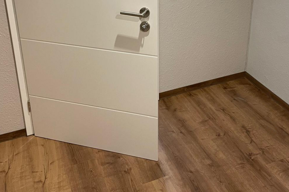 Geöffnete Tür in ein Zimmer mit Vinylboden in Eichenoptik, HolzLand Beese Unna