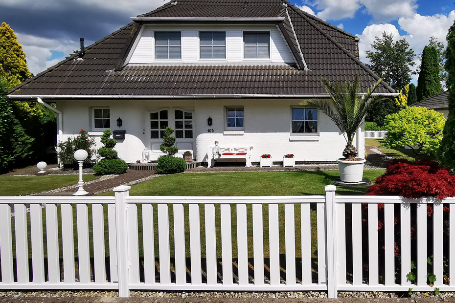 Longlife-Vorgartenzaun in Weiß, Blick auf den Bungalow im Hintergrund, HolzLand Beese Unna