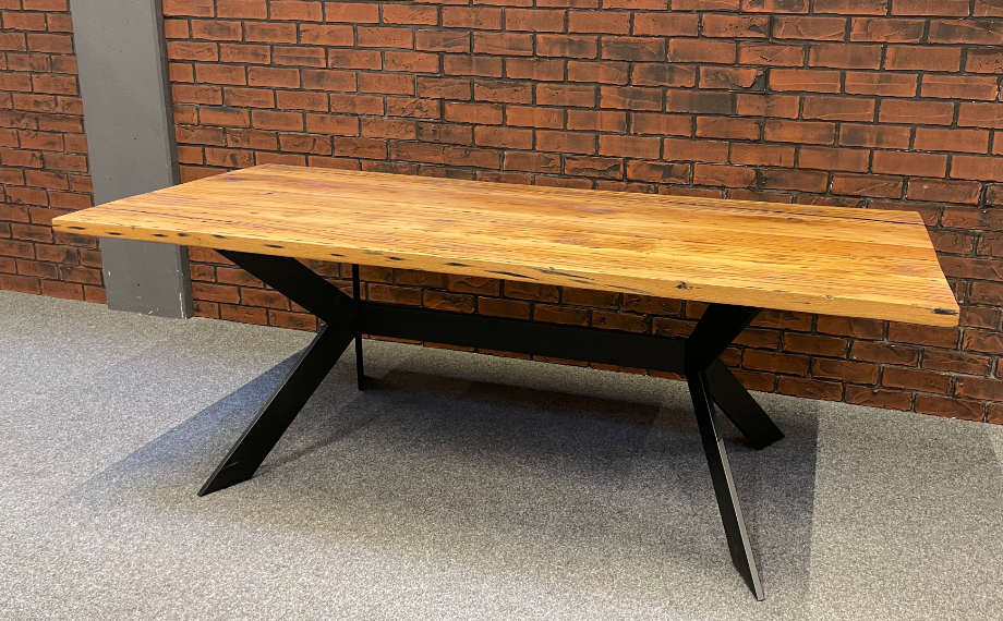 Ein BEESonderer Tisch vor dem neuen Showroom | HolzLand Beese in Unna