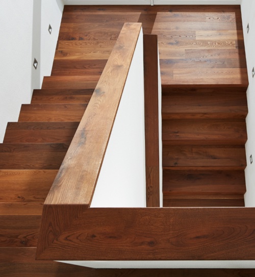 Dunkle und massive Holztreppe | HolzLand Beese Unna