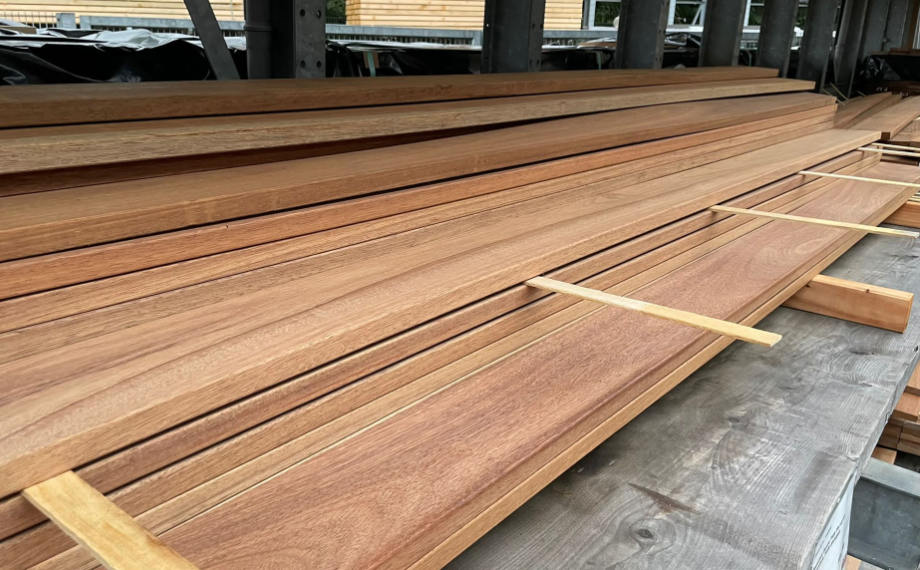 Massive Terrassendielen Guyana Teak bei HolzLand Beese im Außenlager