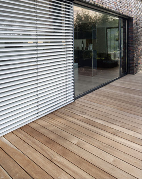 Guyana Teak, unaufdringliche Maserung, neben Fassade, HolzLand Beese Unna